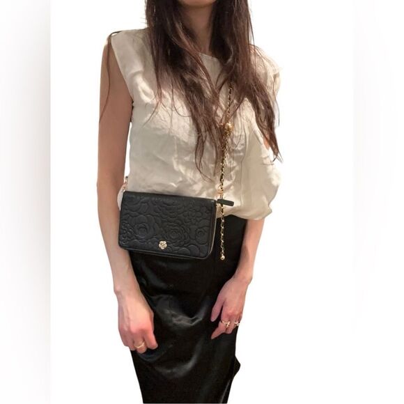 Chanel leather camellia clutch with golden camellia - Picture 3 of 15